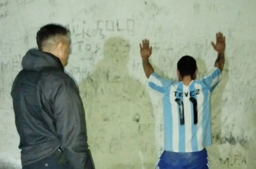 Carlitos Tevez y un homenaje que no se merece en un hecho delictivo. Foto gentileza.