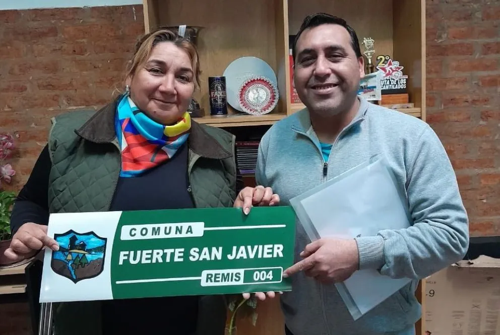 La titular de la comuna, Gladys Almuna, entregó uno de los imanes distintivos  