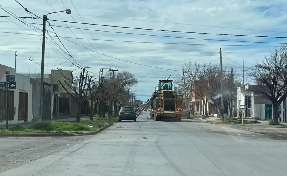 Imagen con un poste caído por la negligencia del conductor de la maquinaria. Fotos gentileza y NoticiasNet. 