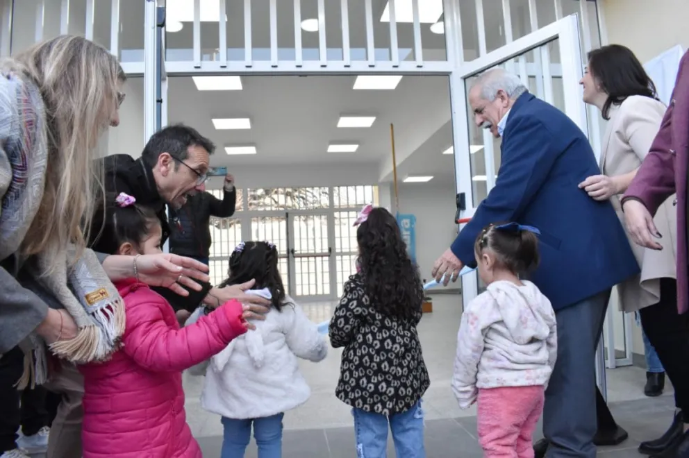 El jefe comunal, los padres y docentes en el acto de inauguración. 