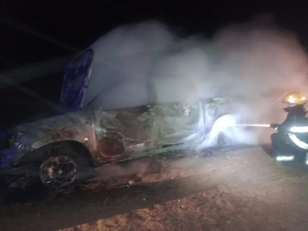 El personal del Cuartel de Bomberos Voluntarios de San Blas intentó salvar el rodado. 