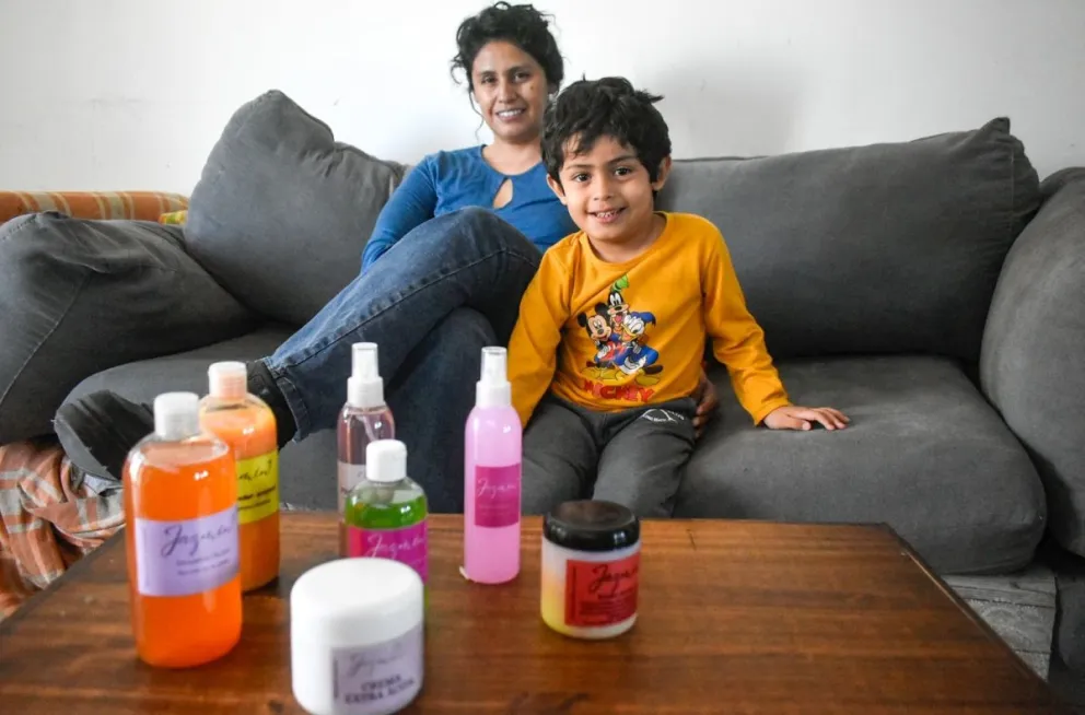 La emprendedora junto con su niño, mostrando los productos  (Fotos: Vanesa Schwemmler).