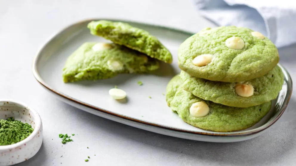 Estas cookies de matcha con chocolate blanco quedan deliciosas. 