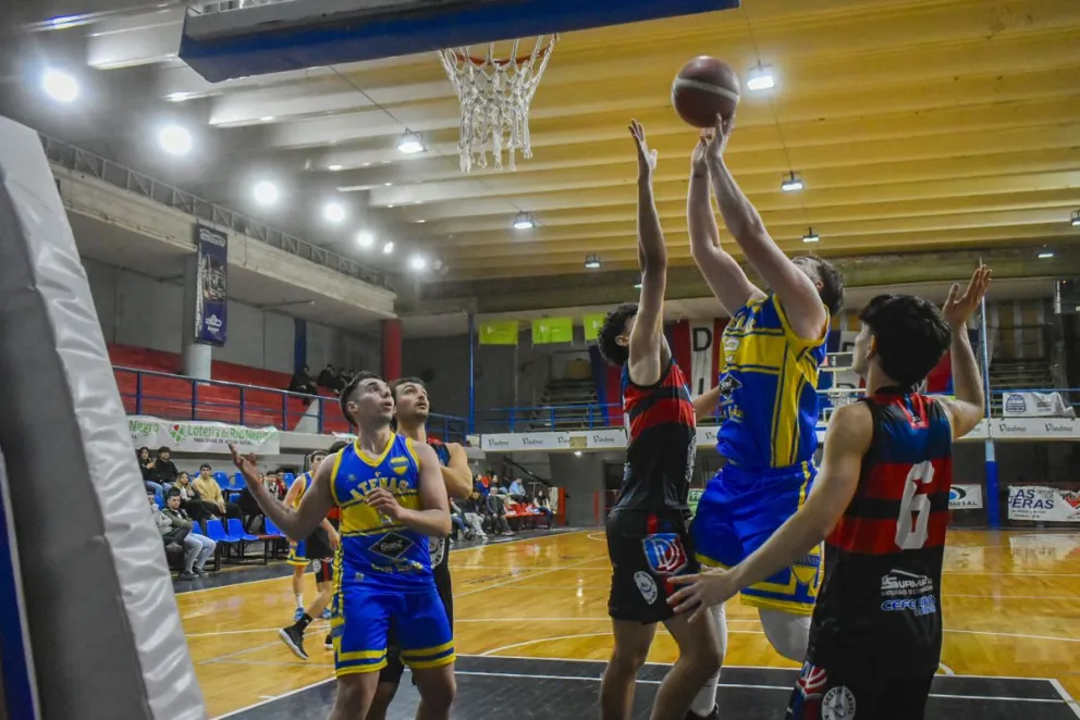 Se juega la primera final entre "Depo" Viedma y Atenas. Foto archivo. 