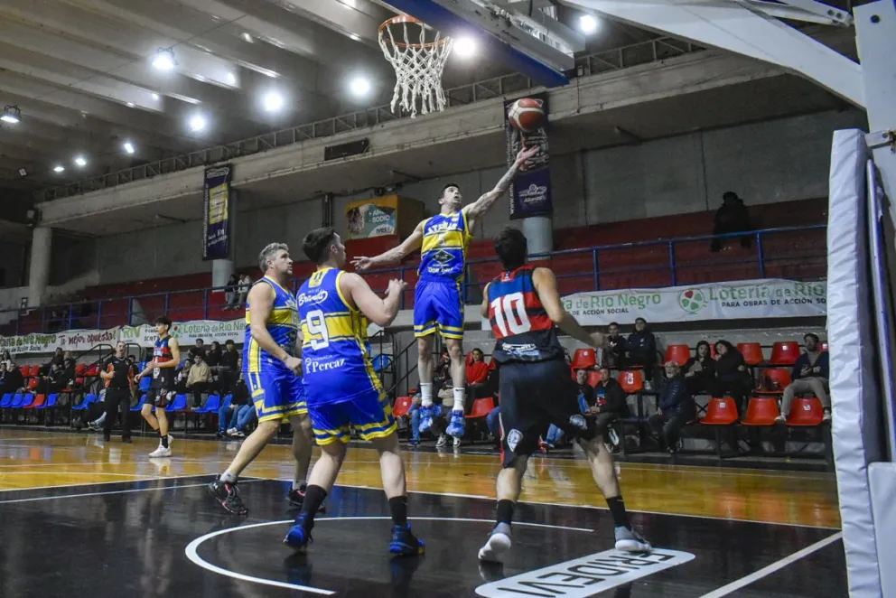 Atenas y Deportivo Viedma cara a cara por el título. Foto archivo.