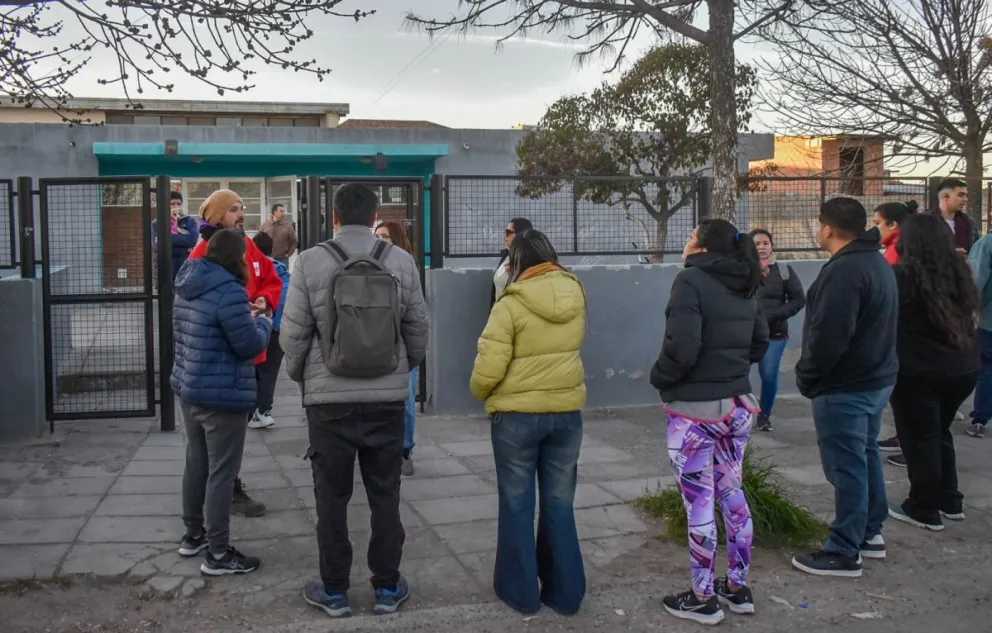 Protesta en Escuela 263 del barrio Santa Clara de Viedma. 