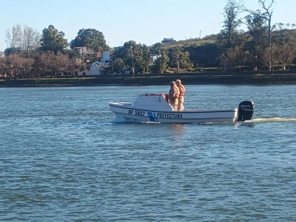 Se intensifican las tareas de búsqueda en el curso de agua. (Fotos: Vanesa Schwemmler, para NoticiasNet)