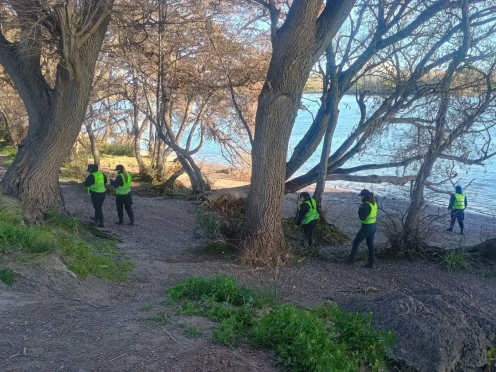 También personal femenino está en la zona. Fotos Vanesa Schwemmler para NoticiasNet.