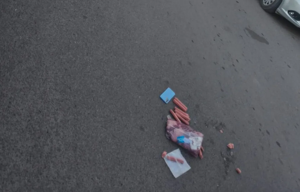 Las salchichas tiradas en la calle tras el operativo.