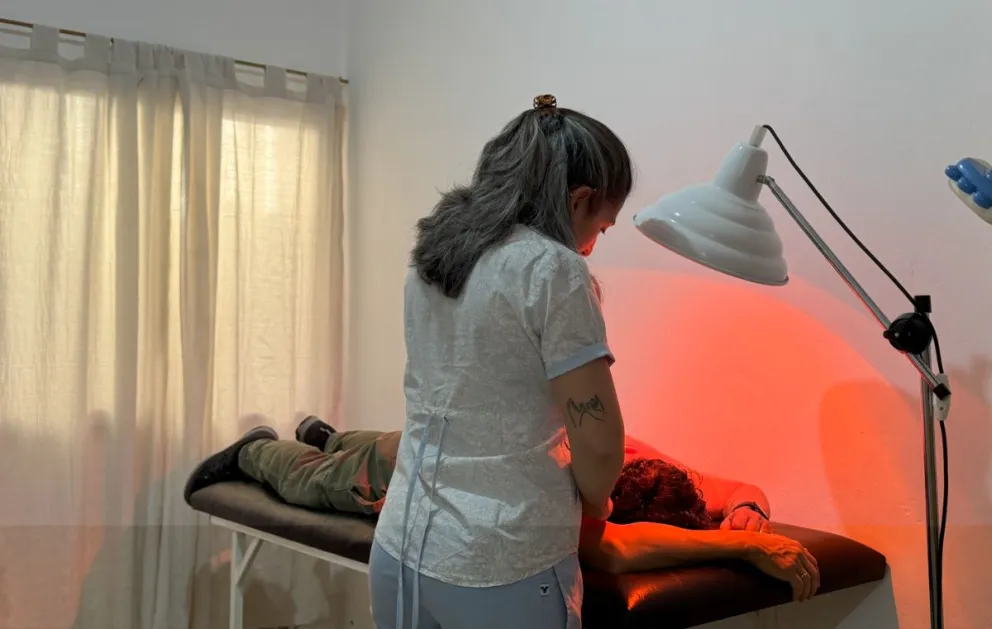 La kinesióloga Yamile Villegas trabajando en un paciente