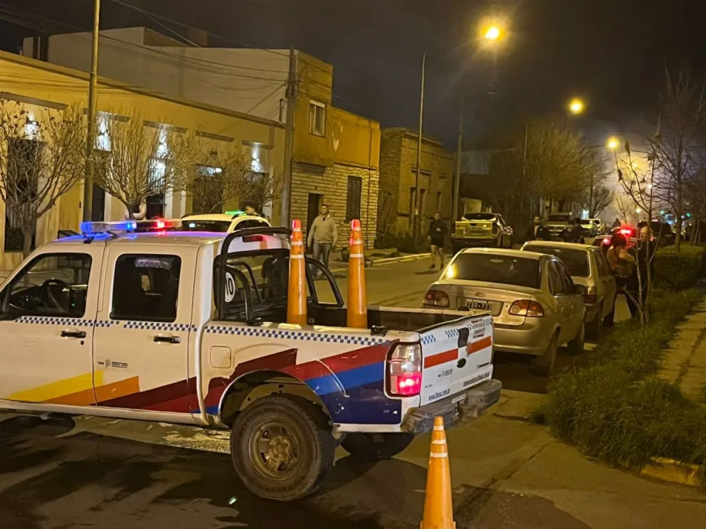 El incidente movilizó a los bomberos y dejó al rodado con daños totales.