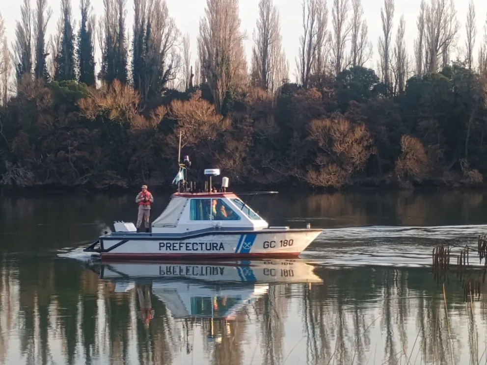 La Prefectura de Patagones trabaja activamente en el río Negro.
