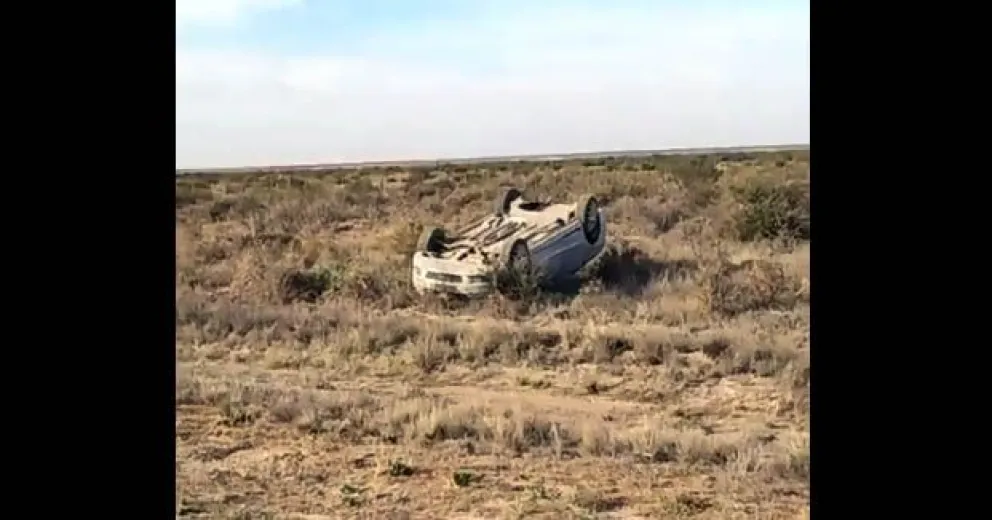Un Fiat Linea volcó en la Ruta Nacional 250. Foto: Fm Exitos 96.9 Gral Conesa.