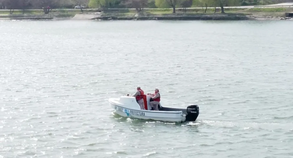  Las autoridades marítimas comenzaron a rastrillar la zona. (Fotos y video: Daniel Idiarte, para NoticiasNet)
