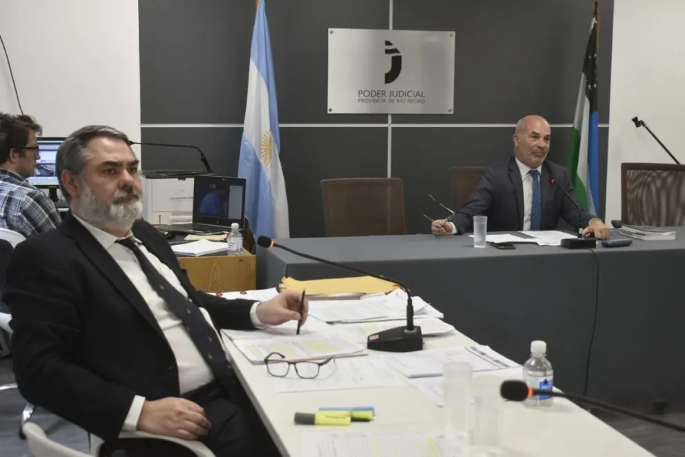 El juez Marcelo Álvarez y el fiscal Guillermo Ortíz escuchando al imputado, que estuvo por Zoom