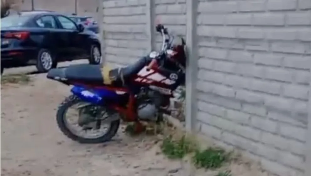 La imagen de la moto que impactó de lleno contra un paredón, en San Antonio Oeste. 