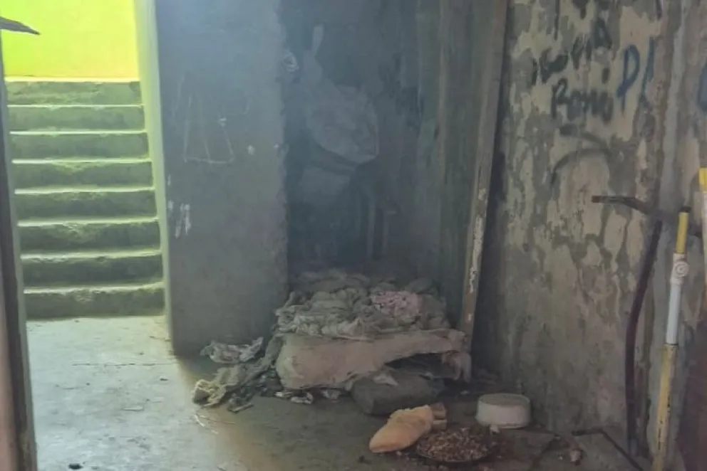 Así se encontraba el bajo de la escalera de un módulo del barrio Parque Independencia. Foto gentileza.