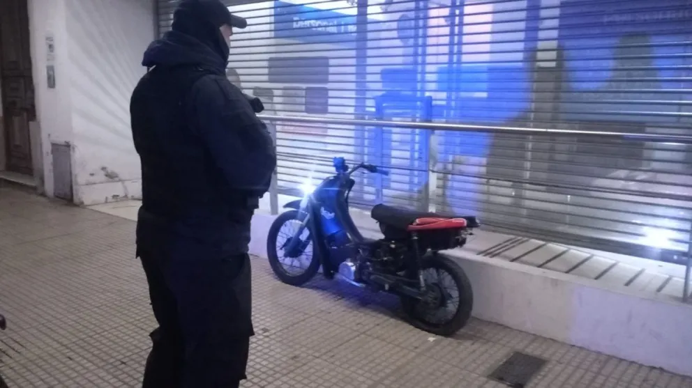 La moto incautada en la calle Buenos Aires. Foto gentileza.