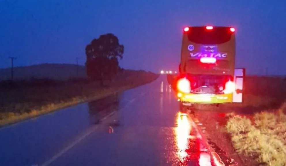 El transporte de pasajero sufrió un desperfecto mecánico (foto gentileza Norpatagonia Noticias). 