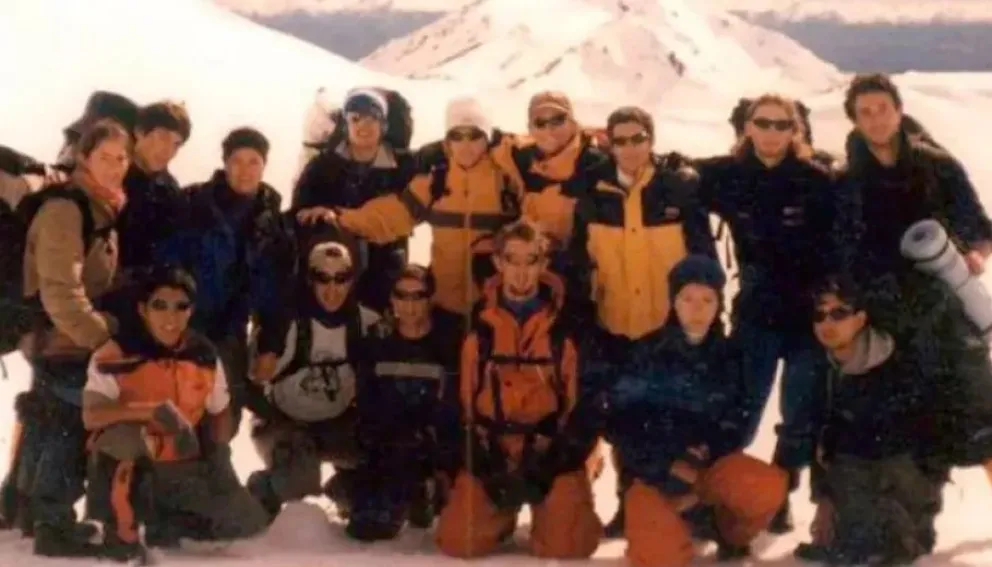 Cada uno de los jóvenes tiene una placa con su nombre en el patio del Recuerdo.