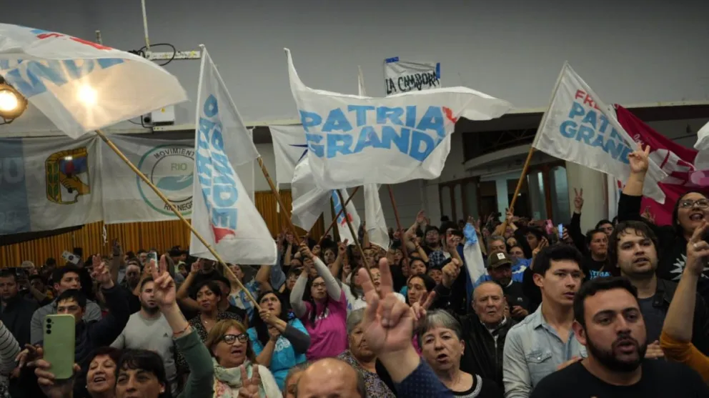 Muchas banderas en el acto.