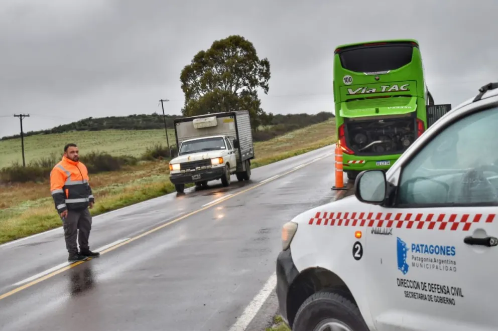 El personal de Defensa Civil de Patagones trabajó en el lugar. 