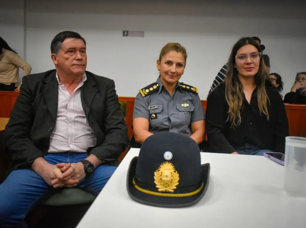 Jesús Mandagaray, Adriana Fabi y Sofía Villalba juntos, los padres y la viuda del policía muerto. Foto NoticiasNet/ Vanesa Schwemmler. 