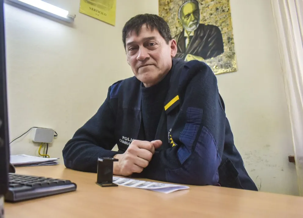 El sabueso y la imagen de Vucetich, el impulsor en la Argentina del sistema de identificación de personas por sus huellas dactilares. Fotos Vanesa Schwemmler para NoticiasNet.