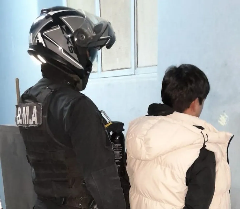 El joven fue detenido por personal policial durante un operativo.