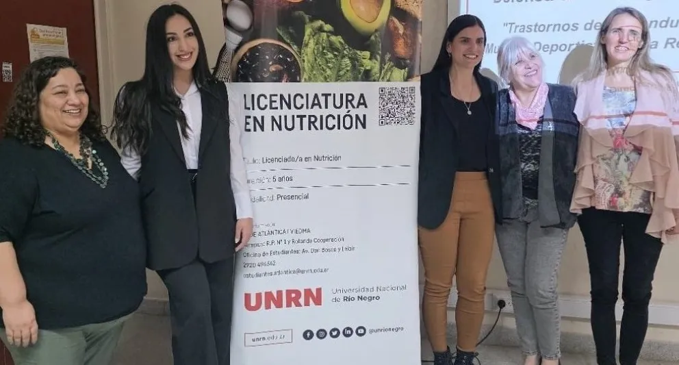 Agustina Maas Martínez, junto a la directora de tesis y el Tribunal Evaluador.