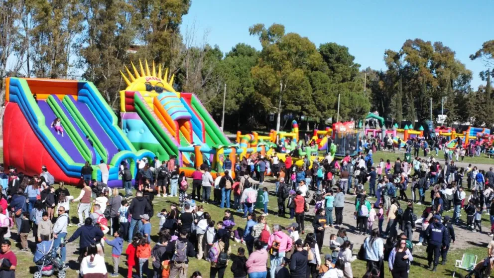 Cientos de niños, niñas y familias colmaron el Parque Ferreira de Viedma. Foto: Cementos del Valle.