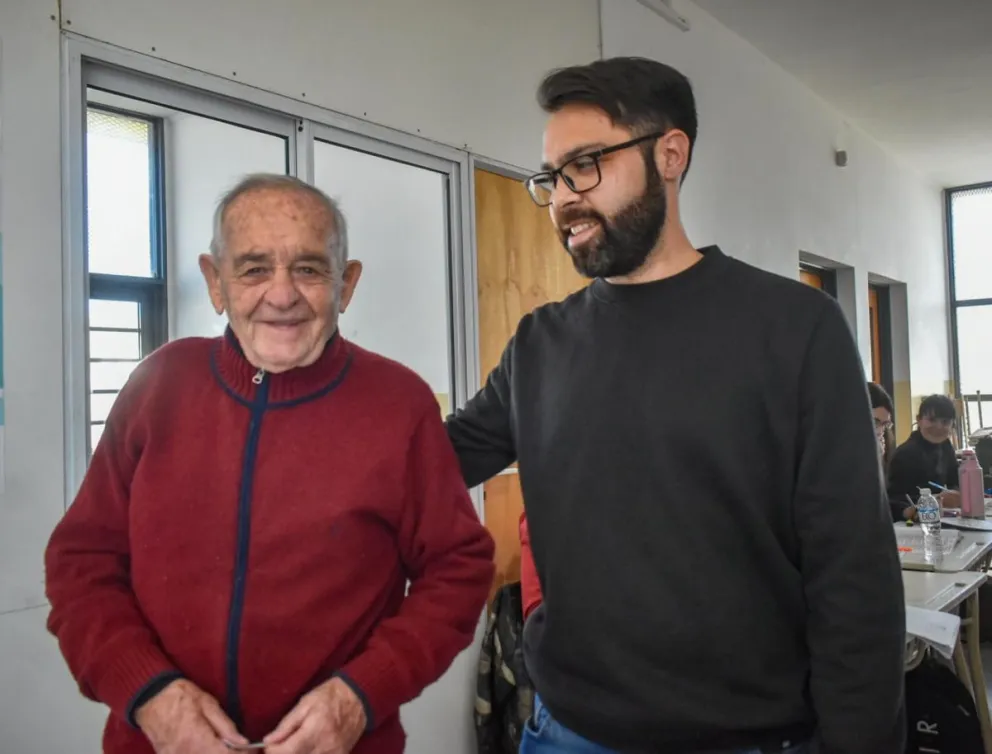 Franco Balcarce votó acompañado por su abuelo. 