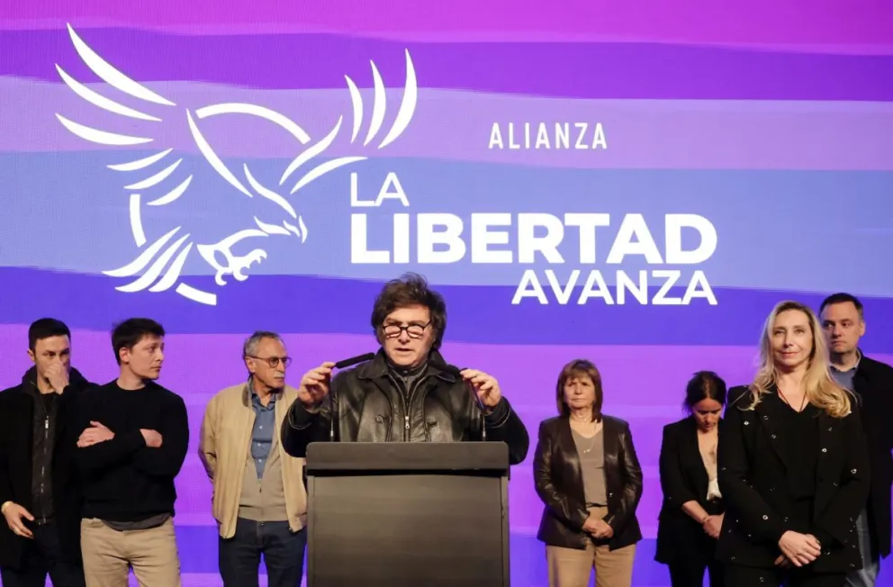 Javier Milei hablando desde el búnker de La Libertad Avanza.