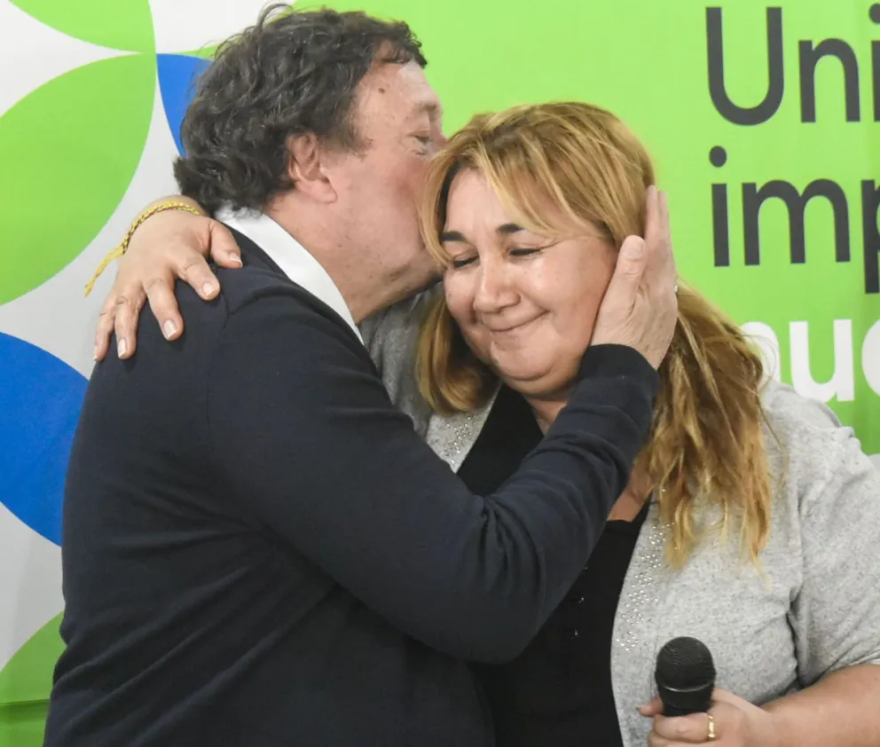 Alberto Weretilneck y Gladys Almuna se saludan tras los discursos. Fotos de Vanesa Schwemmler, para NoticiasNet.