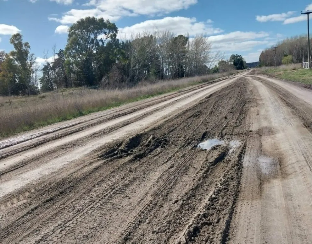 Luego de las lluvias de la semana pasada los caminos quedaron complicados para el tránsito. 