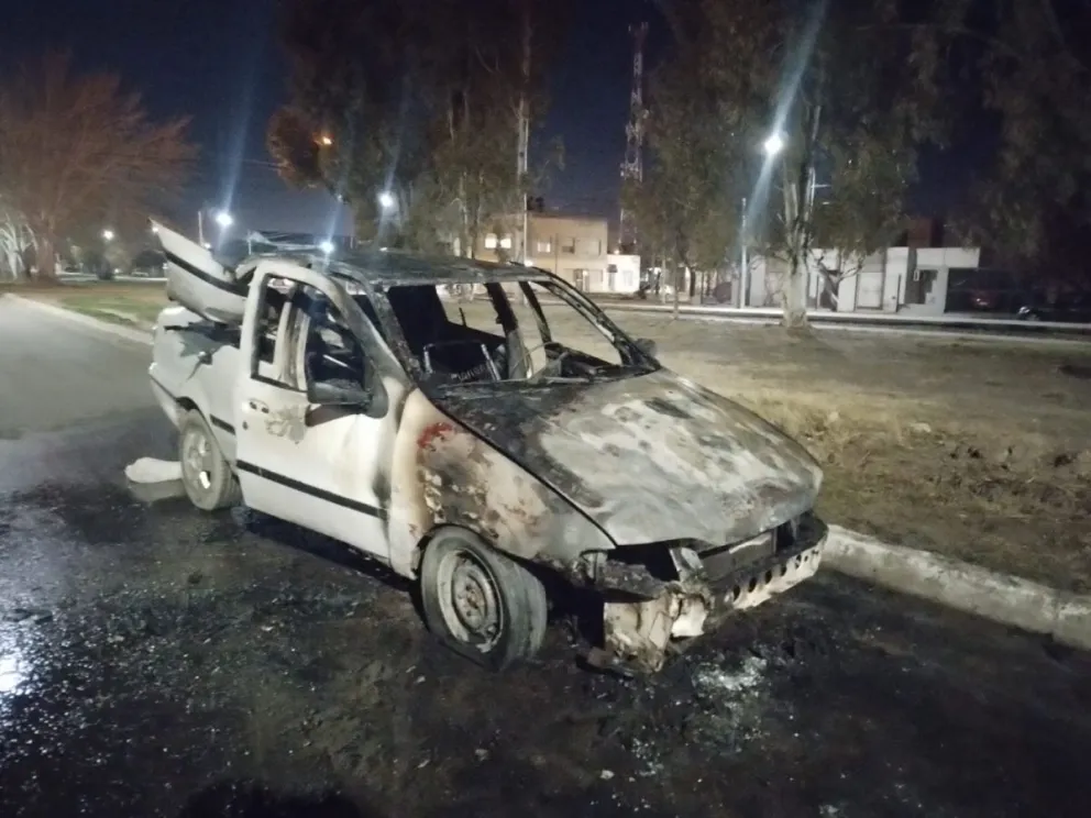 El auto resultó afectado por las llamas. 
