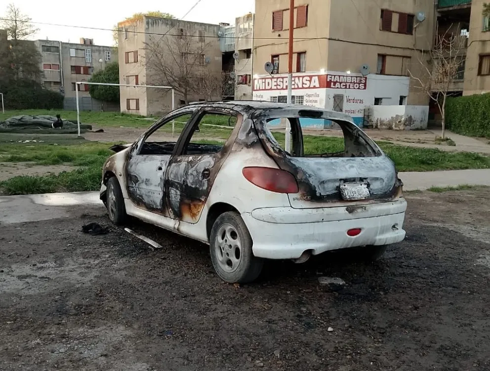 Auto incendiado en el barrio Guido, frente a la Comisaría 30. 