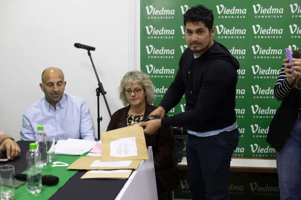 El referente sindical, Julio Albarran, en la apertura de sobres. 