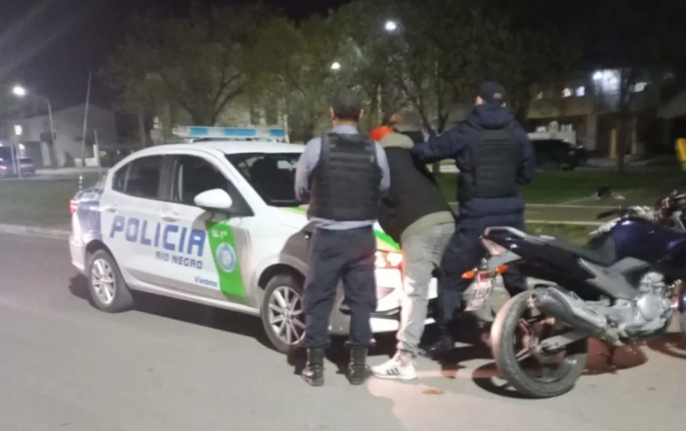 El personal policial en el marco de una jornada de prevención del delito. 