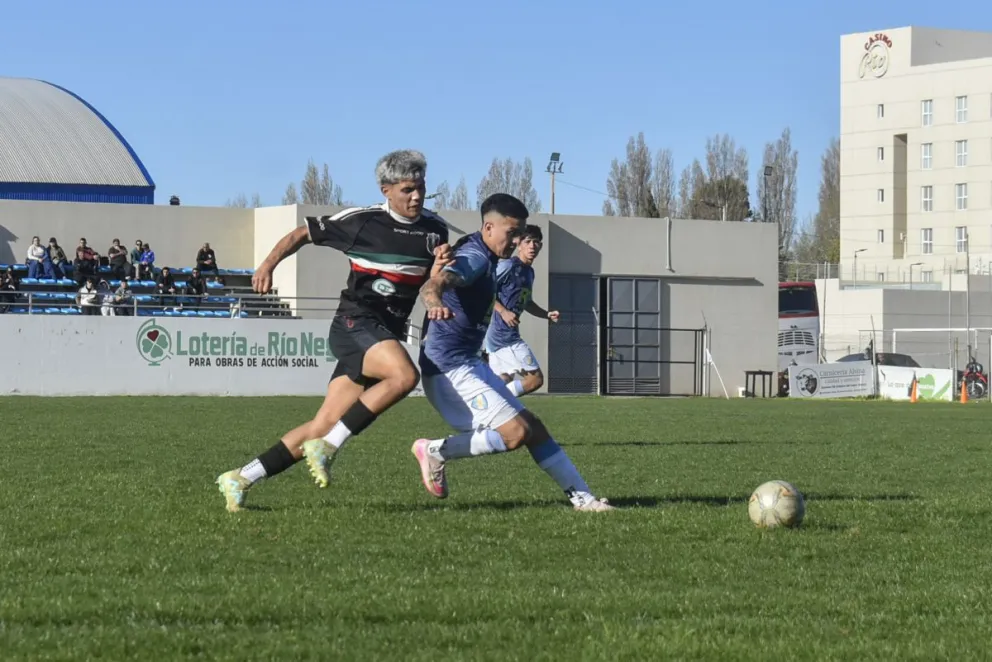 El clásico de la Comarca tendrá una nueva edición con el pitazo inicial desde las 15 en la costanera de Patagones. Foto Vanesa Schwemmler. (Foto archivo).