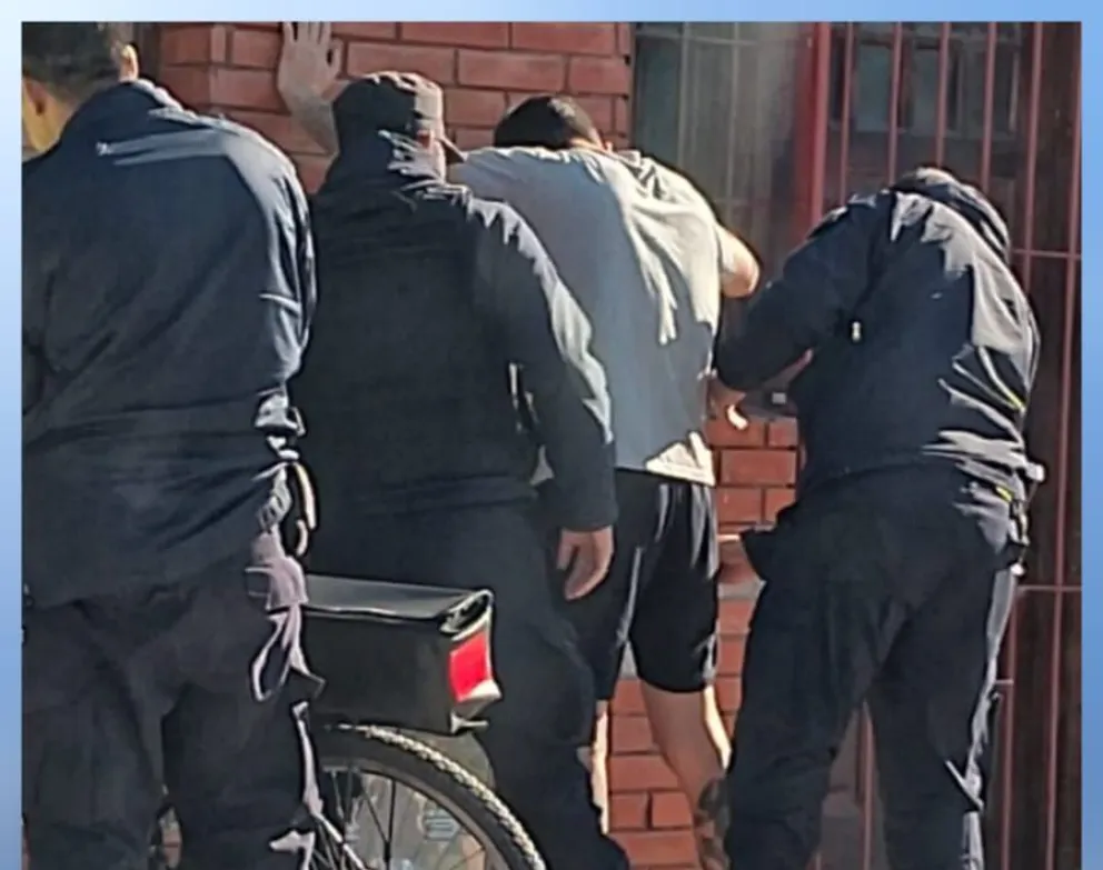 Contra la pared antes de ir a la comisaría 1º. Foto gentileza.