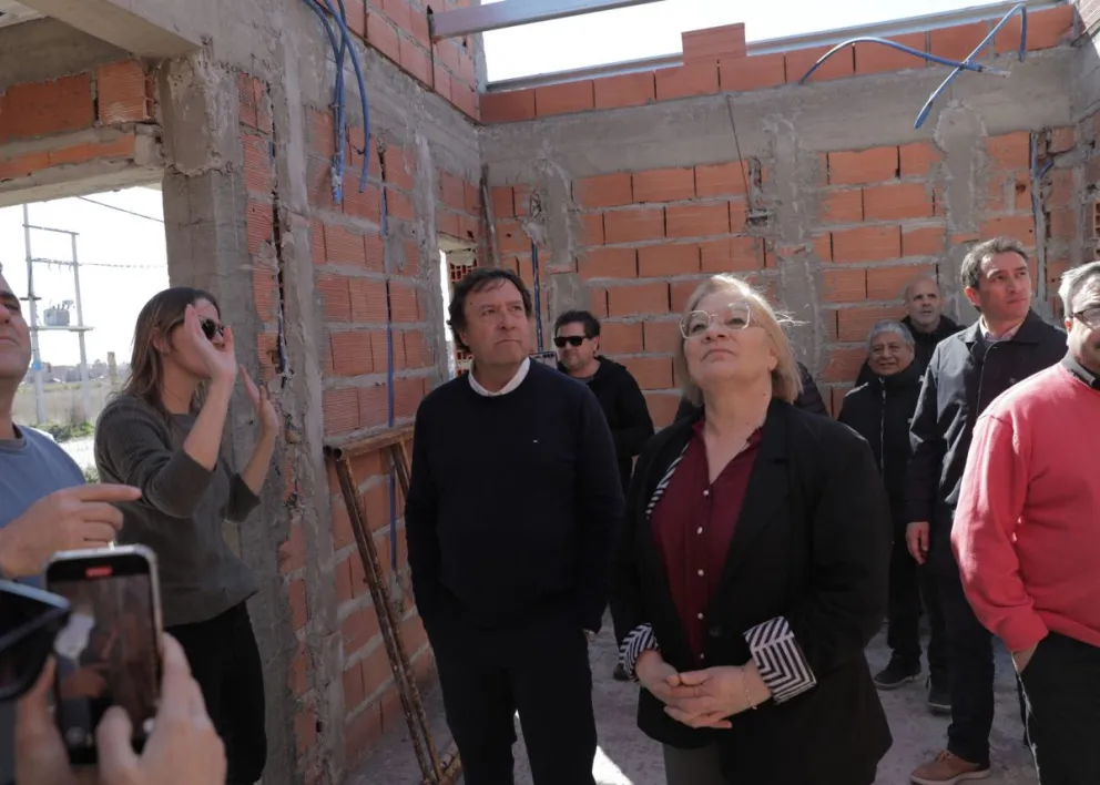 Recorrida del gobernador por uno de los proyectos que contemplan prototipos específicos según la región.