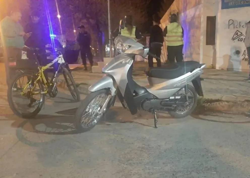 La joven iba a bordo de una moto y el casco fue fundamental para no sufrir heridas graves en su cabeza. Fotos NoticiasNet. 