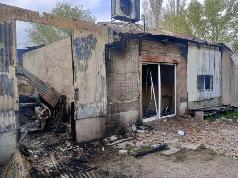 Espeluznantes imágenes sobre el incendio en dos casas de San Antonio Oeste. 