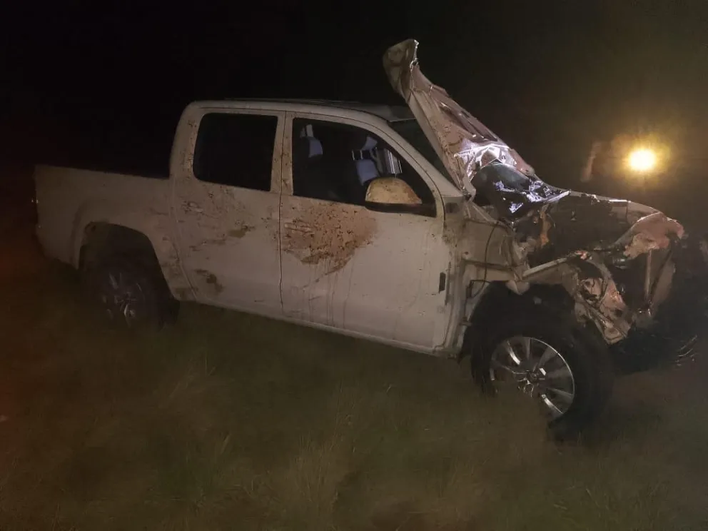 La camioneta quedó con su frente destruido. 