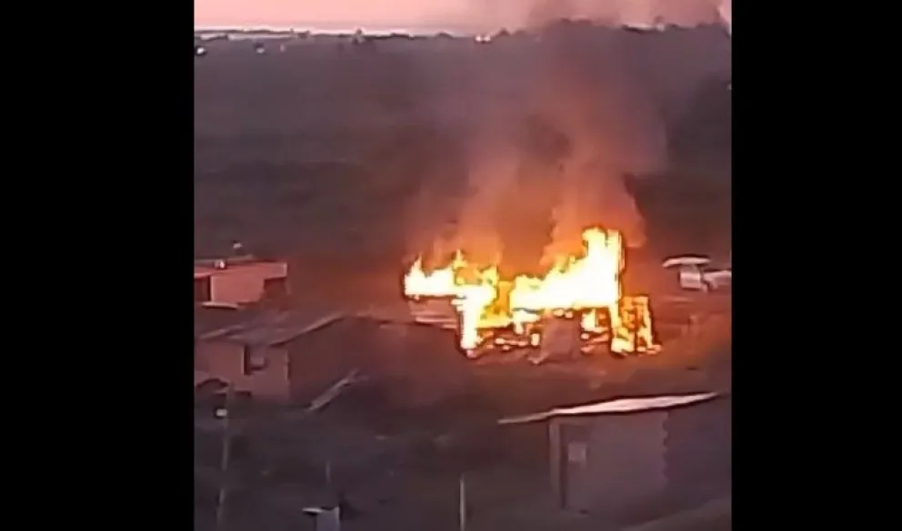 El momento en que su casiilla comenzó a arder, en plena madrugada 