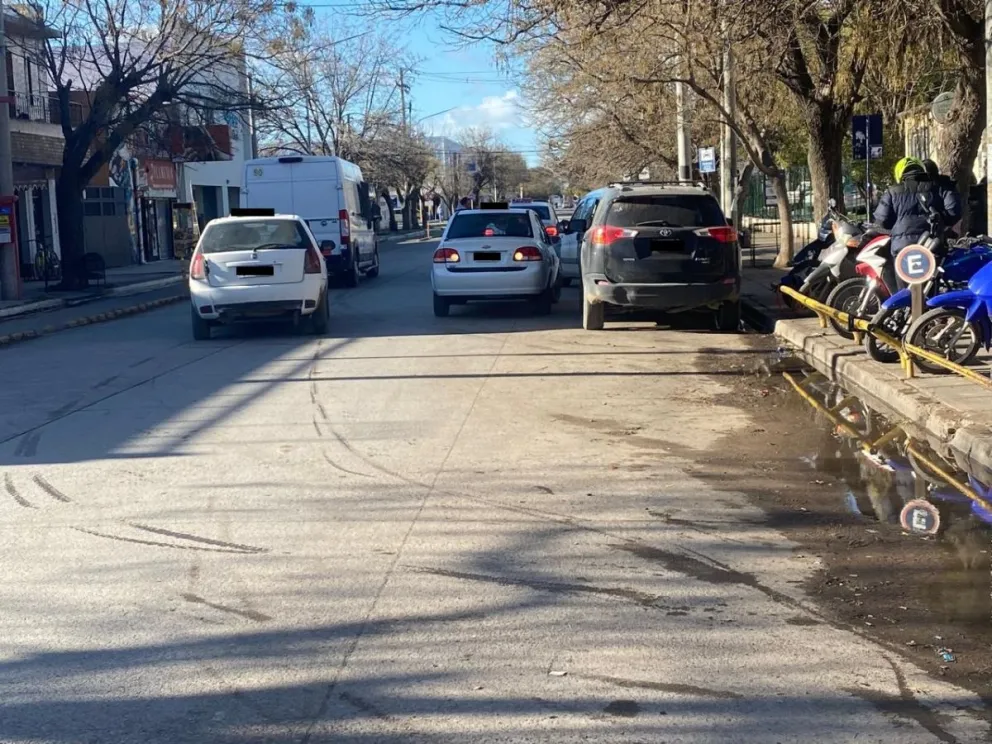 La doble fila es una constante en la zona del Hospital Zatti