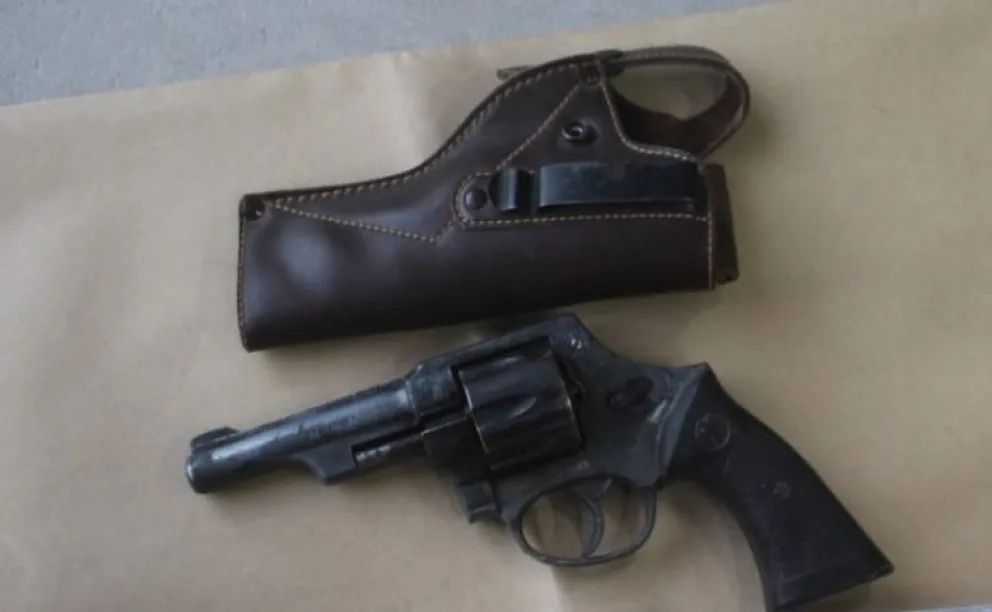 Arma que estaba en el interior de la mochila. 