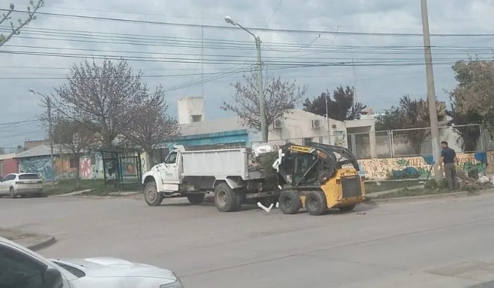 El personal municipal trabajó en la populosa barriada viedmense. 