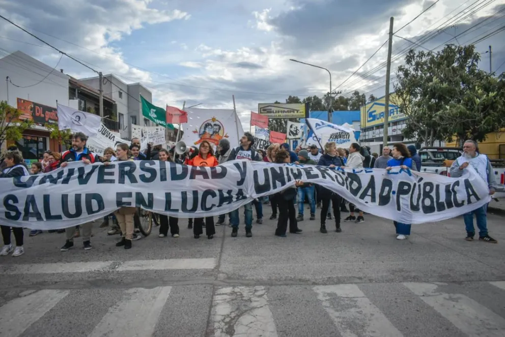 La movilización coincidió con la votación en la Cámara de Diputados, que ratificó leyes educativas y dejó en suspenso la definición en el Senado. (Fotos Vanesa Schwemmler).